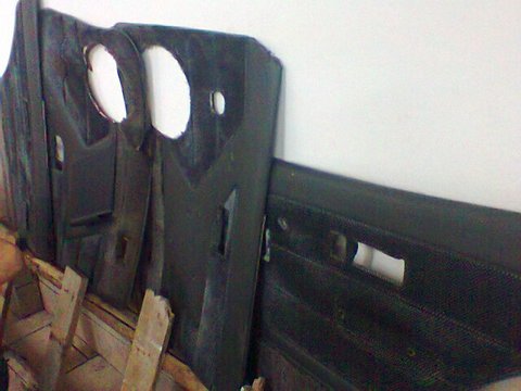 Painéis das portas desmontados