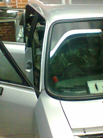 Porta lateral aberta mostrando interior