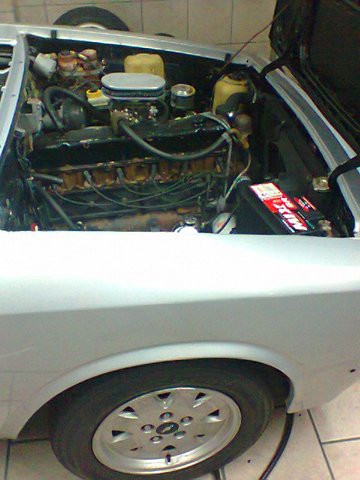 Vista lateral do compartimento do motor