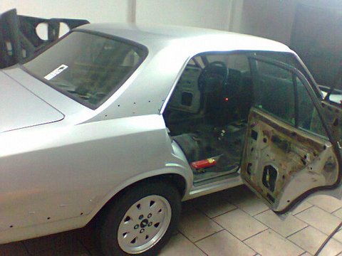 Porta com metal exposto durante restauração