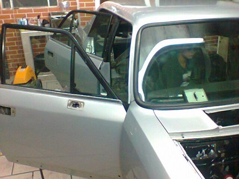 Vista frontal com portas abertas