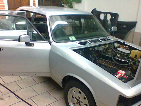 Ângulo alternativo do motor com capô