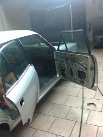 Interior com porta aberta