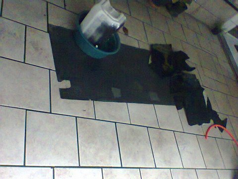 Peças espalhadas no chão