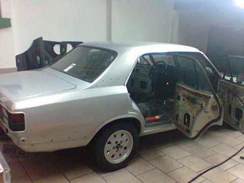 Lateral traseira com porta aberta