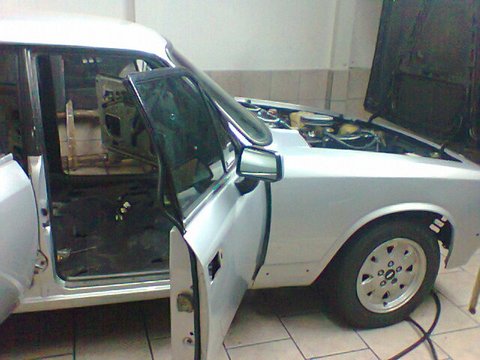 Porta lateral em processo de restauração