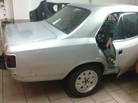 Vista lateral traseira com porta aberta