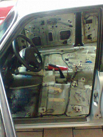 Vista do painel da porta do motorista desmontado