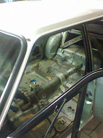 Vista interna dos bancos em restauração