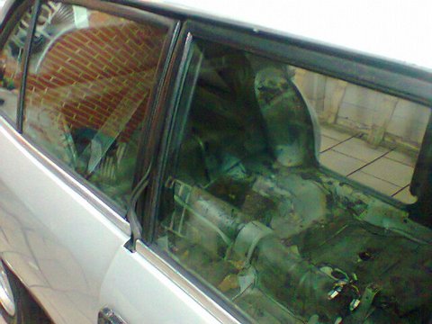 Vista externa lateral com interior visível através das janelas