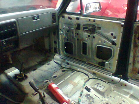 Interior com painel de porta exposto - ferramentas de trabalho visíveis