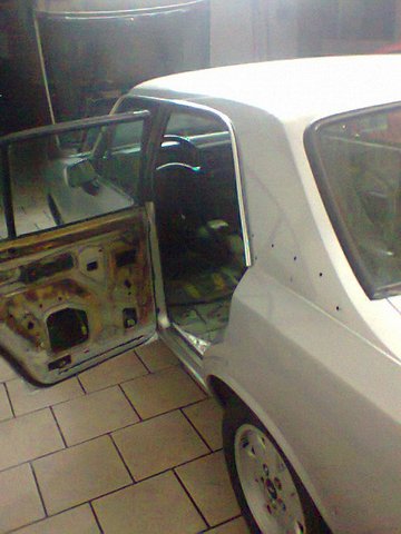 Vista lateral do carro com portas abertas - trabalho de restauração