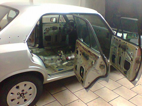 Interior completamente desmontado - portas abertas mostrando estrutura