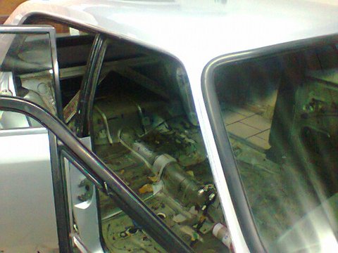 Detalhe lateral com escapamento e estrutura interna