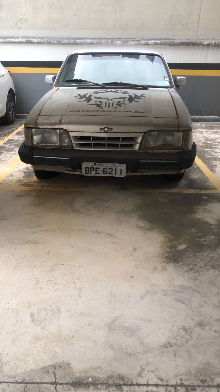 Frente do Opala estacionado - estado atual